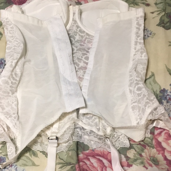 Lace Corset - Picture 3 of 4